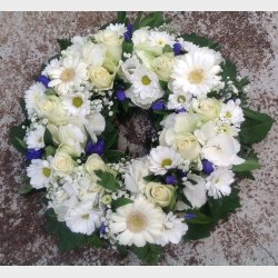 Hvit krans med bl� detaljer