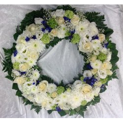 Hvit krans med bl detaljer