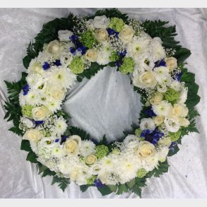 Hvit krans med bl� detaljer