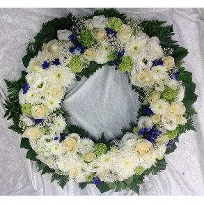 Hvit krans med bl detaljer