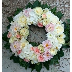 Lys rosa og hvit krans