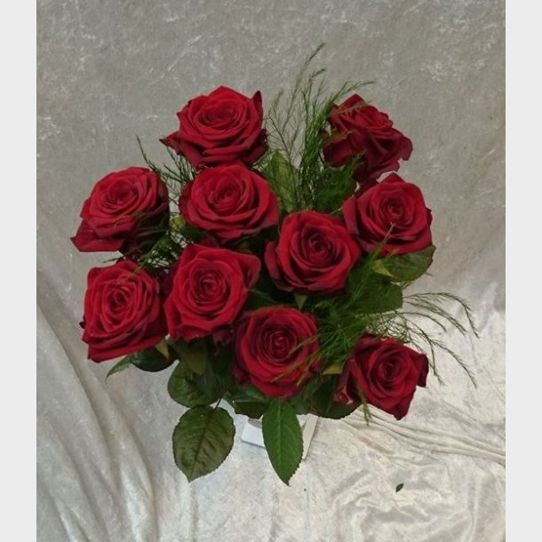 10 r�de roser med pynt