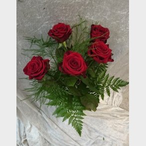 5 r�de roser med pynt