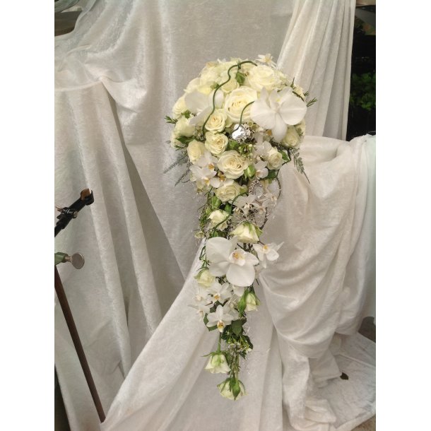 Hvit brudebukett med drpe form