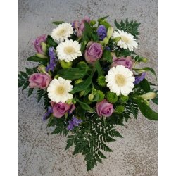 Lilla og hvit bukett