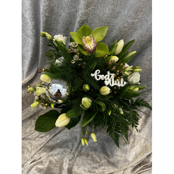 Julebukett med hvite tulipaner