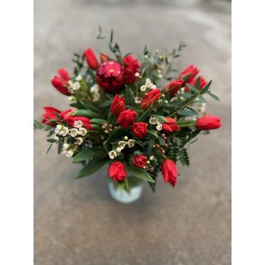   Julebukett med Rde tulipaner