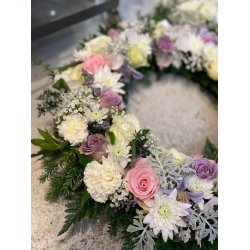 Rosa krans med hvit brytning